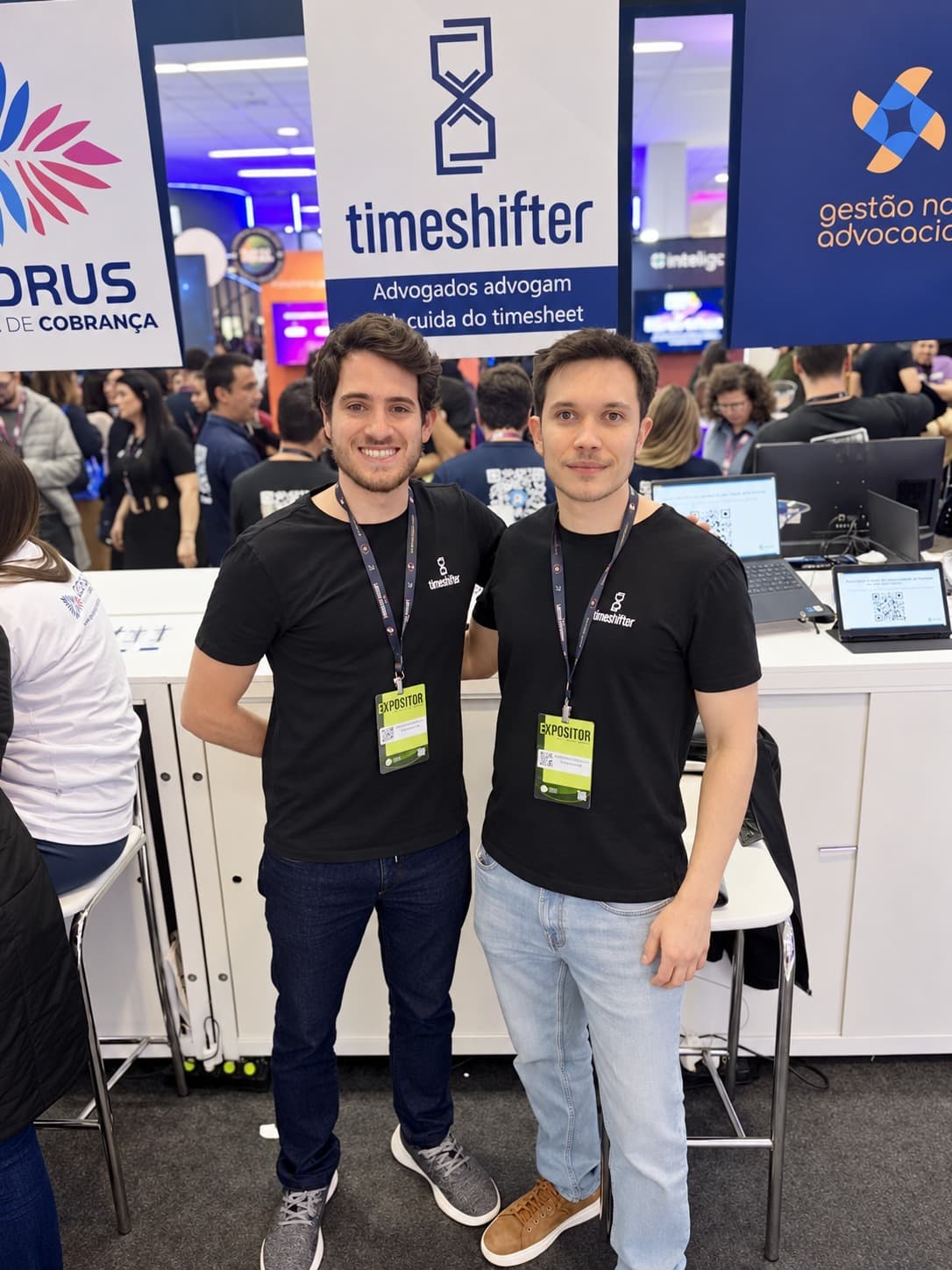 Leonardo Bock e Henrique Labella, fundadores da timeshifter, no estande da empresa em um evento